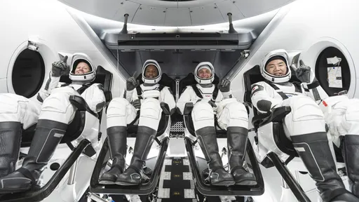 Com ISS superlotada, astronauta da Crew-1 precisará dormir na nave Crew Dragon