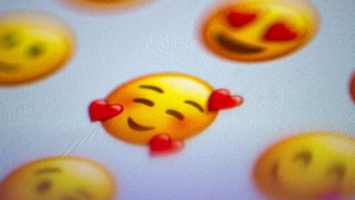 WhatsApp começa a testar emojis de casal com tons de pele diferentes