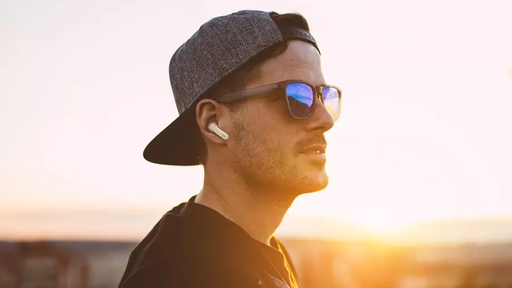 JBL lança fones de ouvido Live Pro+TWS no Brasil como alternativa ao AirPods Pro