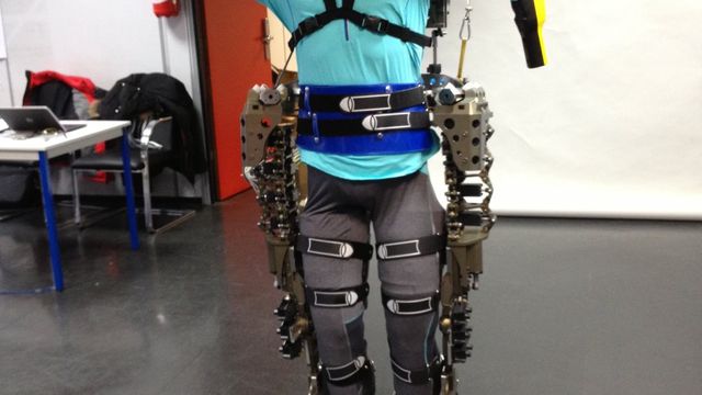 Novo voluntário testa exoesqueleto que será usado na abertura da Copa do Mundo