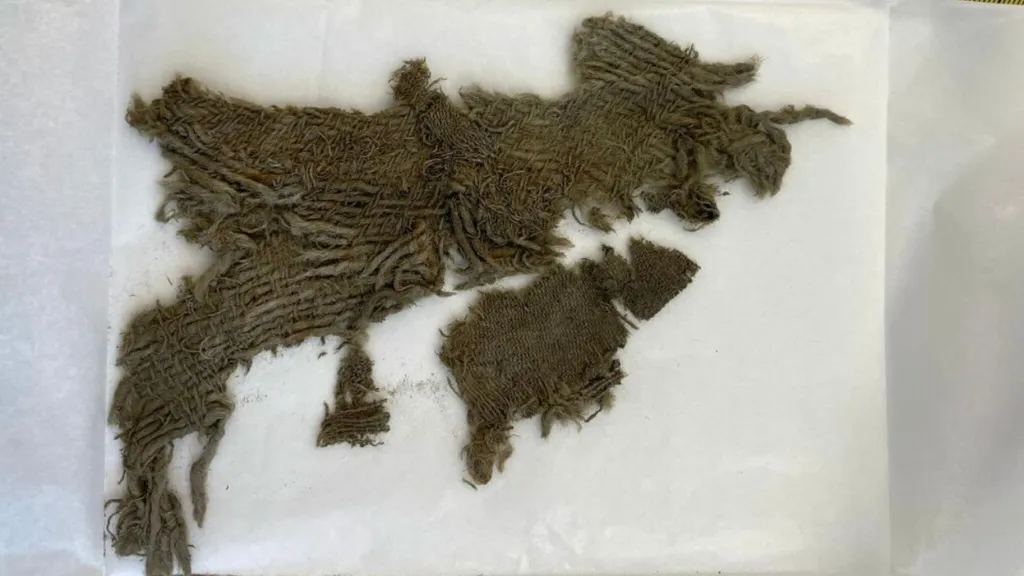 Pedaços de tecido encontrados no mesmo local da sandália, datados posteriormente na história (Imagem: Espen Finstad/Glacier Archaeology Program Innlandet)
