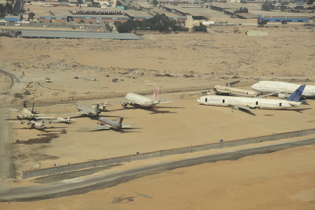 O Aeroporto do Cairo tem seu próprio cemitério de aviões, mas está mais para ferro velho (Imagem: Divulgação/ Creative Commons Wikimedia)