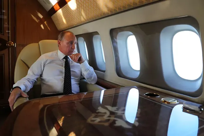 Vladimir Putin em uma das salas de seu avião (Imagem: Divulgação/ cortesia Kremelin)
