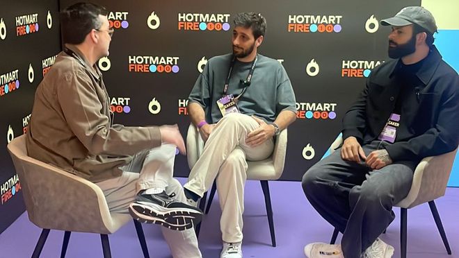 Cena de entrevista durante o Hotmart FIRE 2025