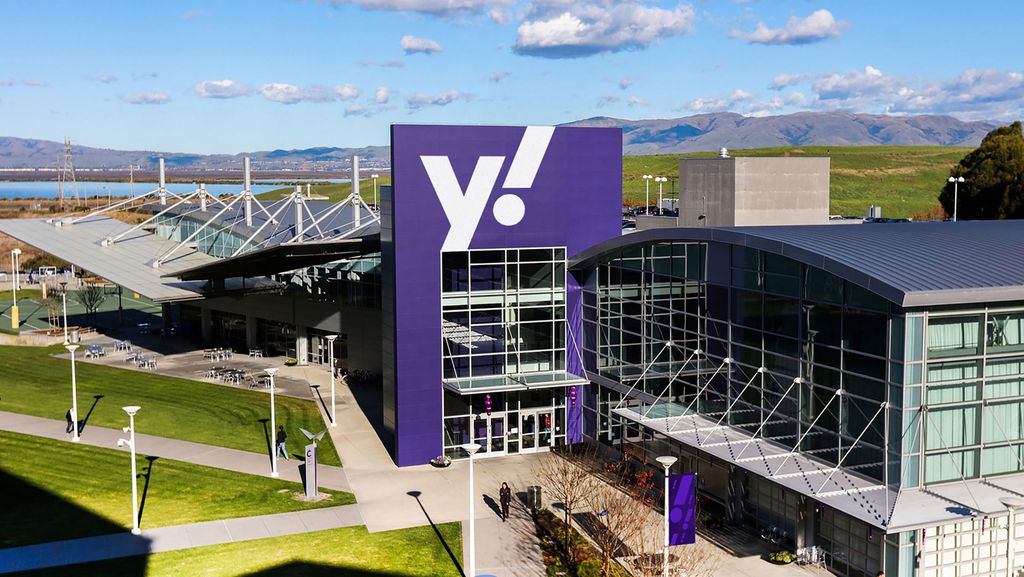 Toda a empresa ficou repaginada, da fachada até os cartazes, com as mudanças de identidade do Yahoo (Foto: Divulgação/Pentagram)