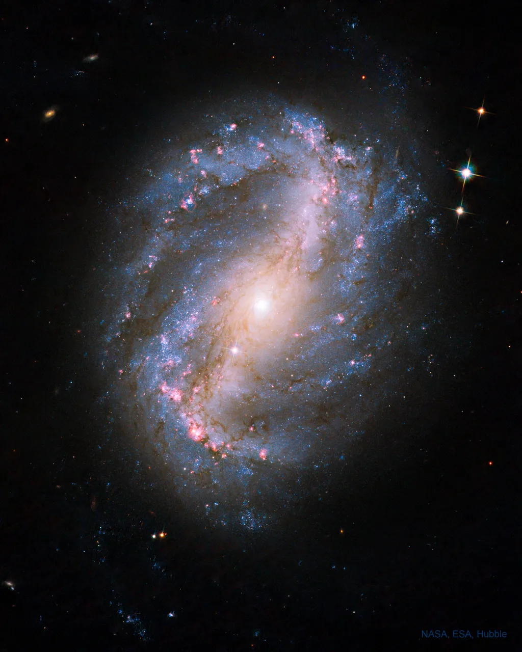 A galáxia NGC 6217 é do tipo espiral, e tem uma barra em seu centro (Imagem: Reprodução/NGC 6217)