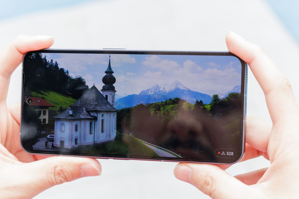 Nothing Phone (2) has a quality OLED screen, but not very bright (Image: Ivo Meneghel Jr/Canaltech)