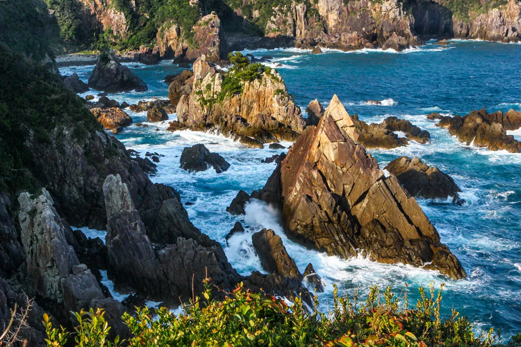 Formações rochosas no litoral do Japão. O país considera ilhas apenas áreas terrestres com circunferência maior ou igual a 100 metros (Imagem: LambertGroup/envato)
