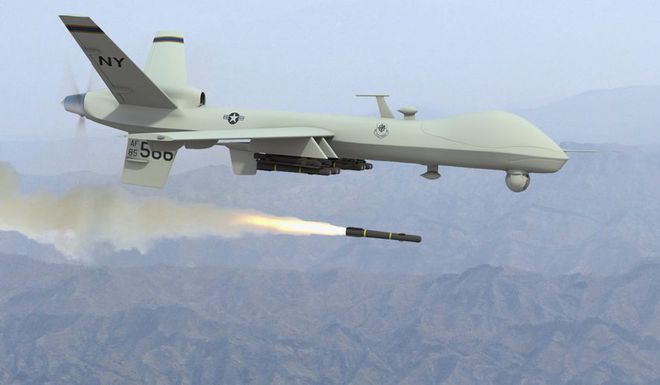 Um drone de combate MQ-9 Reaper disparando um míssil (Foto: Associated Press)