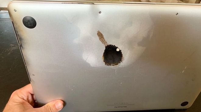 Buraco causado pela explosão da bateria do MacBook Pro (Imagem: Steven Gagne)