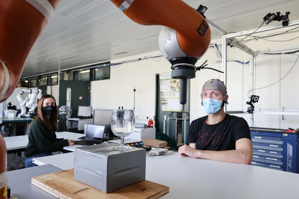 Para acionar o sistema o paciente precisa apenas olhar para o robô (Imagem: Reprodução/EPFL)