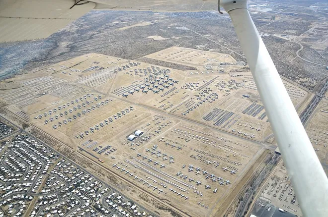 Vista aérea do cemitério de aviões de Tucson, no Arizona (Imagem:Divulgação/ Creative Commons Wikimedia)