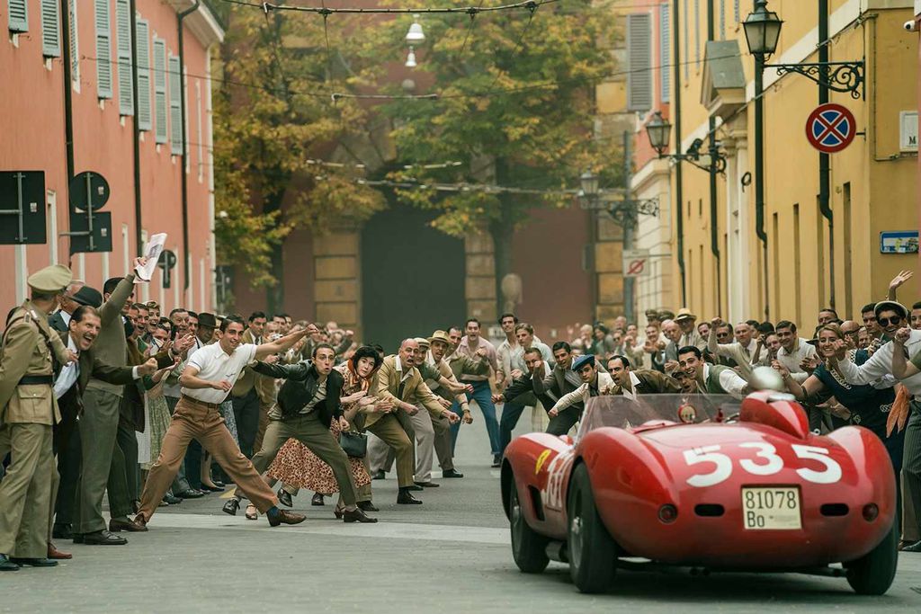 A Mille Miglia, prova de resistência que atravessava o interior da Itália, serve como clímax do filme e também principal esperança de Enzo Ferrari para salvar sua marca da falência (Imagem: Divulgação/Diamond Films)