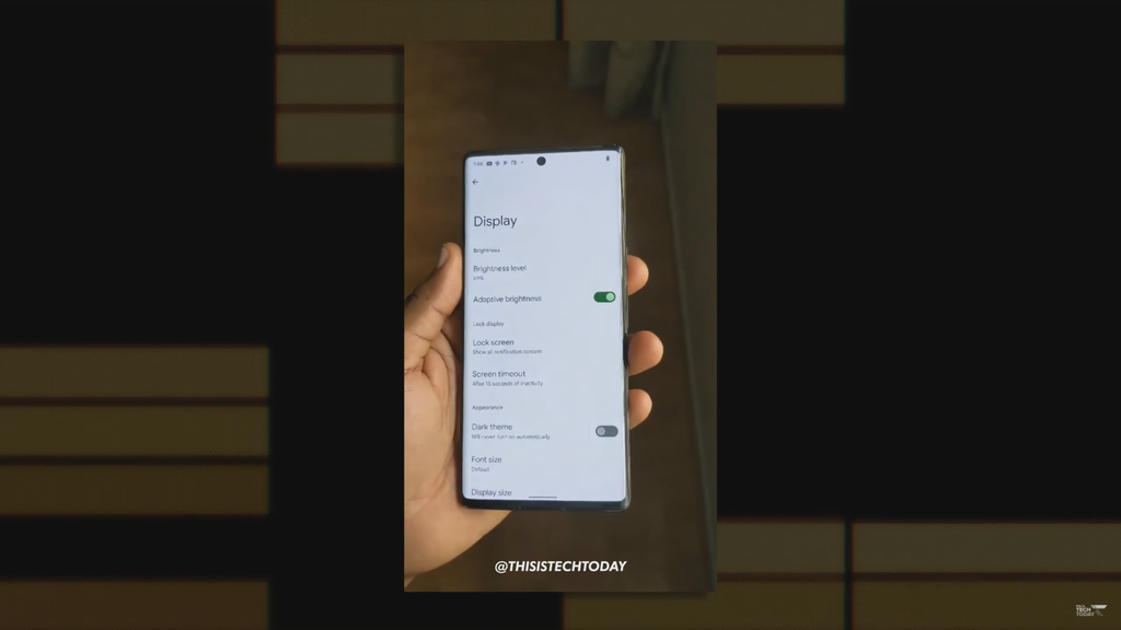 O novo vazamento sugere que a tela curvada do Pixel 6 Pro deve se assemelhar ao painel empregado pela Samsung no Galaxy S21 Ultra (Imagem: This is Tech Today/YouTube)