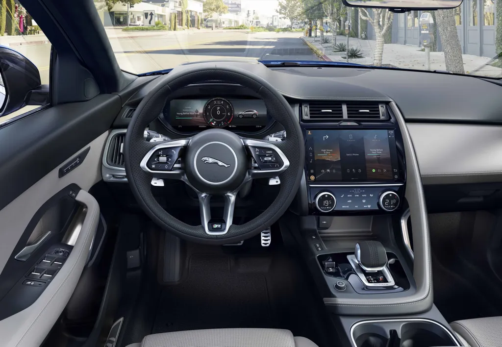 A nova central multimídia do E-Pace se destaca na luxuosa cabine (Imagem: Divulgação/Jaguar Land Rover)