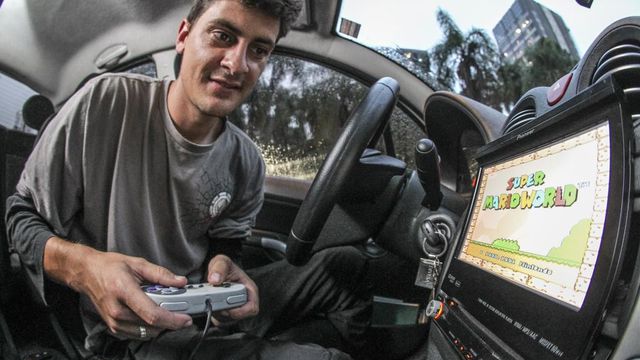 Motorista do Uber faz sucesso com Super Nintendo instalado no carro