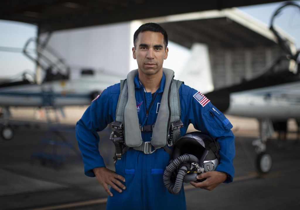 Raja Chari tem mais de 2.000 horas como piloto de aeronaves em seu currículo (Foto: NASA)