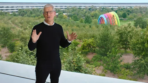 Tim Cook celebra 10 anos como CEO da Apple com foco em serviços e novos desafios