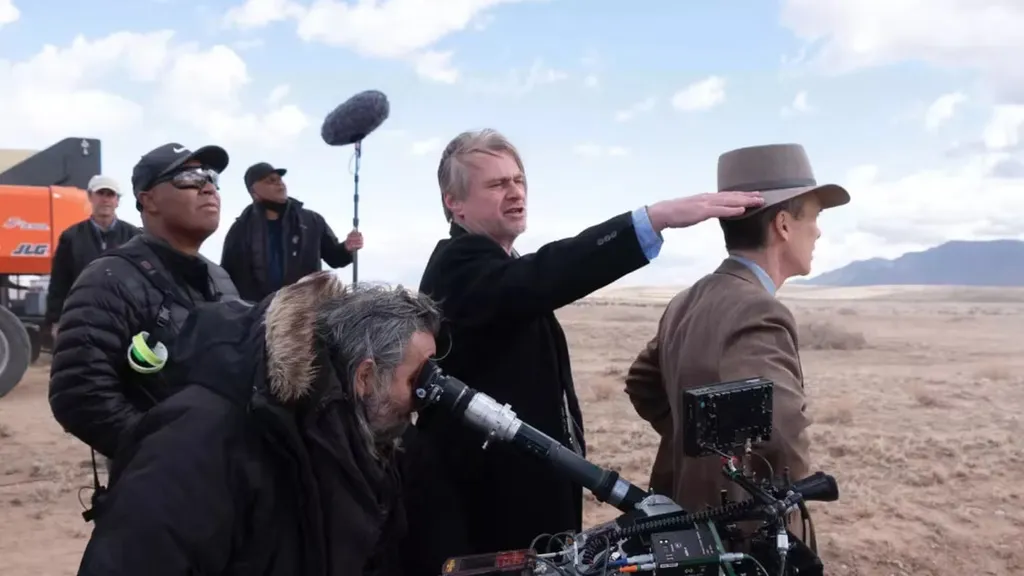 Nolan estava com a mão cansada nesse momento das filmagens de Oppenheimer (Imagem: Reprodução/Universal Pictures)
