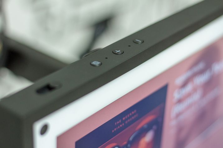 Echo Show 15 camera e botões
