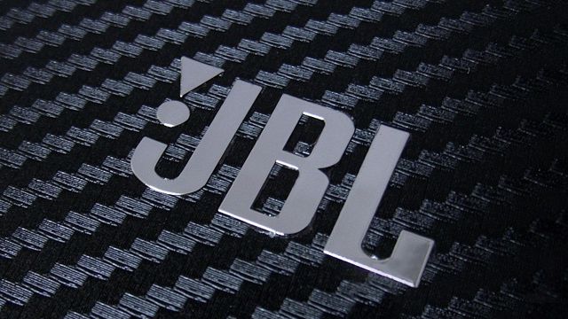 Caixa de som JBL Party Xpert estreia no mercado com efeitos de DJ e luzes LED