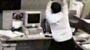 Homem irritado com seu computador