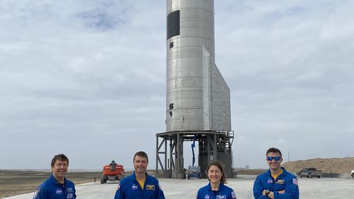 Astronautas da NASA conferem de perto o novo protótipo do Starship, da SpaceX