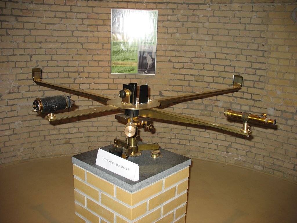 Interferômetro usado na fracassada experiência de Michelson-Morley (Foto: Boson/Wikimedia Commons)