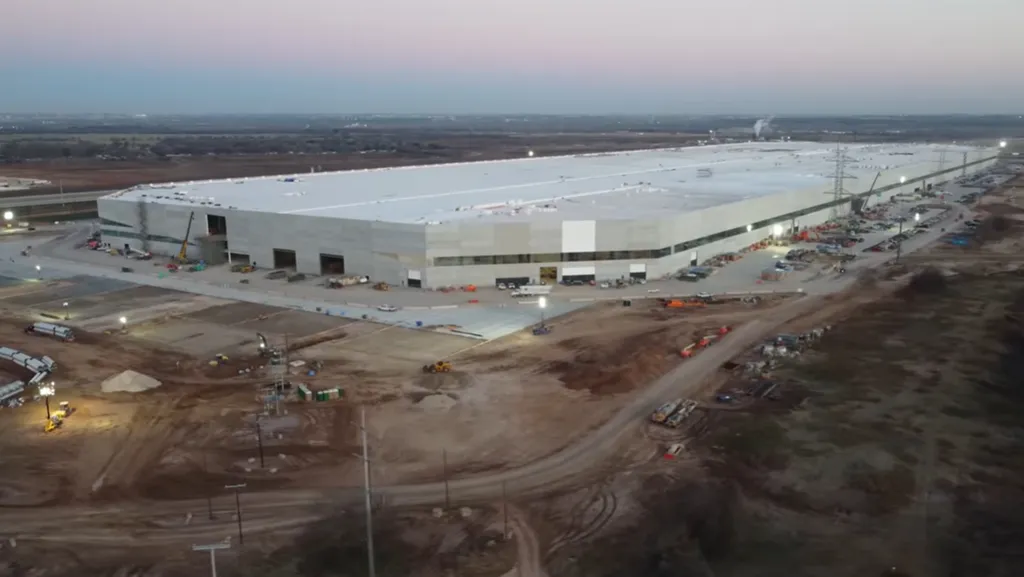 Gigafábrica da Tesla em Austin, no Texas, agora teve imagens internas vazadas (Imagem: Reprodução/YouTube)