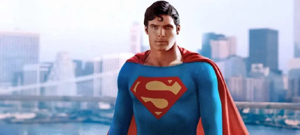 Superman de Adão Negro remete diretamente à interpretação clássica de Christopher Reeve (Imagem: Reprodução/Warner Bros)