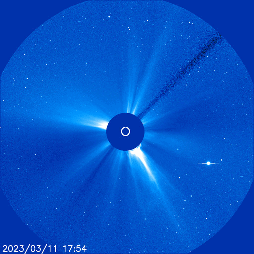 Ejeção de massa coronal do dia 11 de março teve um "plasma escuro"; o ponto em movimendo no lado direito é o planta Mercúrio (Imagem: Reprodução/NASA/ESA/SOHO)