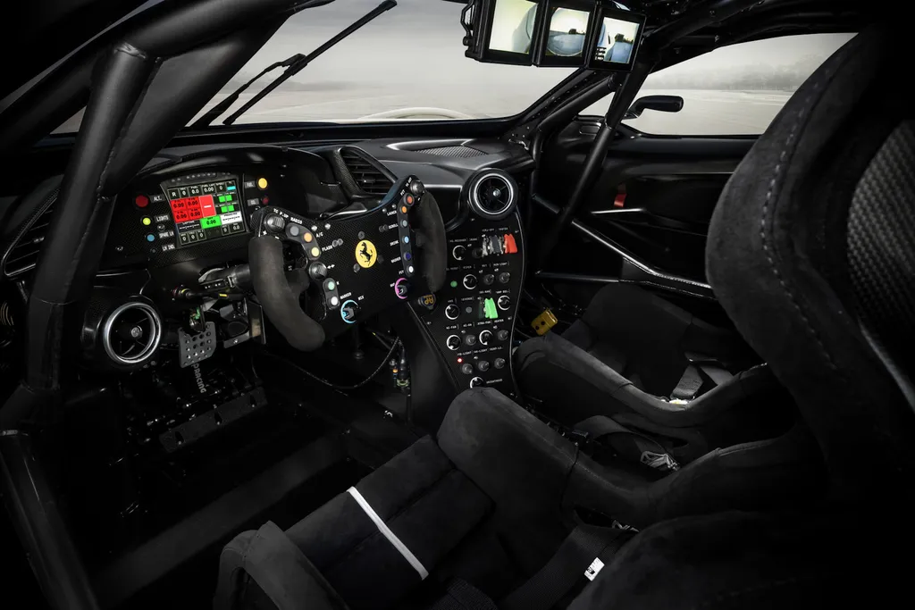 Interior da Ferrari KC23 é o mais básico possível, mas de propósito (Imagem: Divulgação/Ferrari)