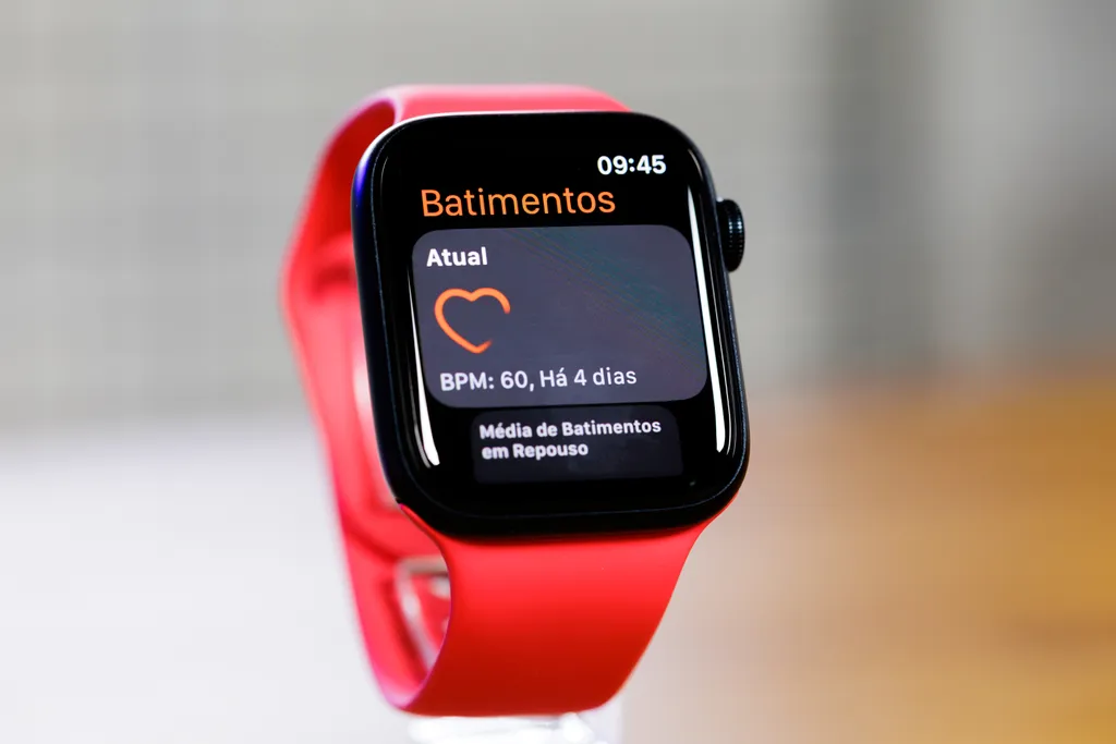 Relógio da Apple monitora os batimentos cardíacos do usuário (Imagem: Ivo Meneghel Jr/Canaltech)