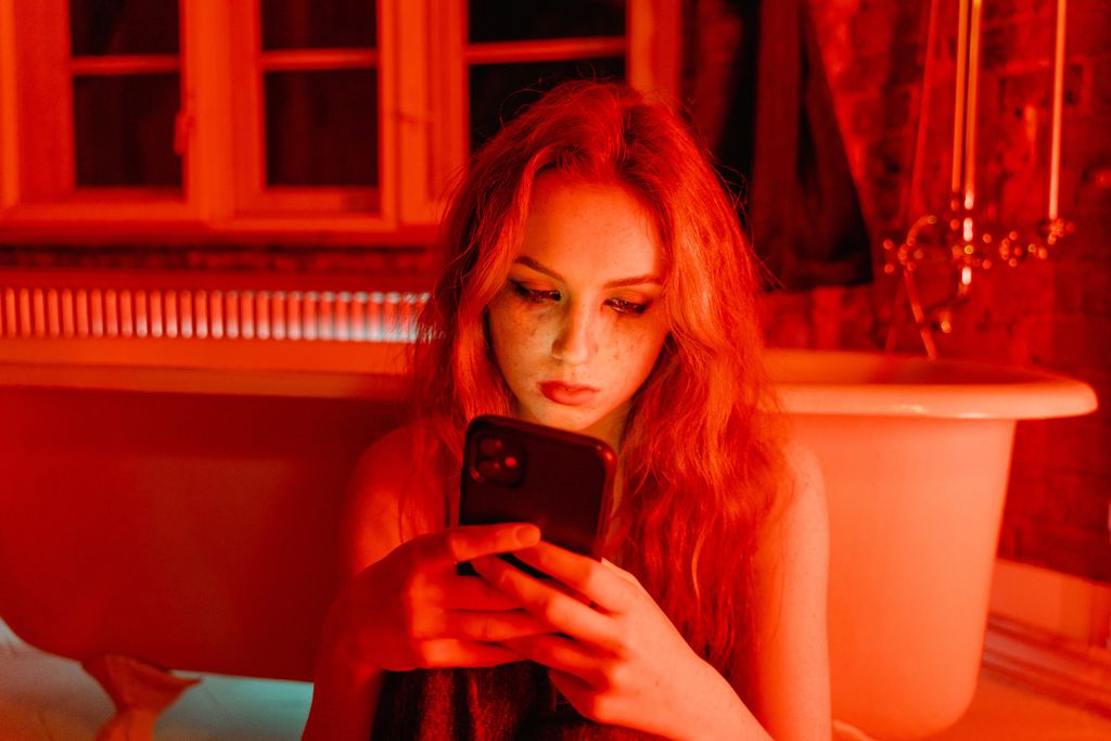 Denúncias de abuso e exploração sexual infantil apresentaram maior alta desde 2006, com ajuda da IA e dos grupos de compartilhamento de material explícito; big techs, porém, falharam em moderar conteúdos (Imagem: Mart Production/Pexels)