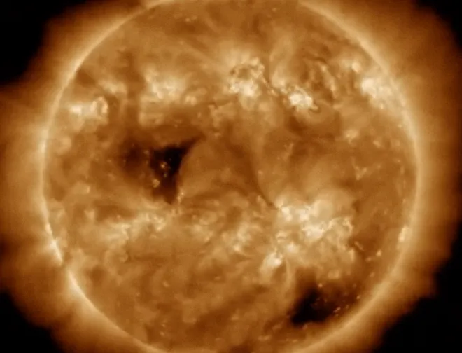 O novo buraco coronal ficou visível graças à rotação do Sol (Imagem: Reprodução/NASA/Solar Dynamics Observatory)