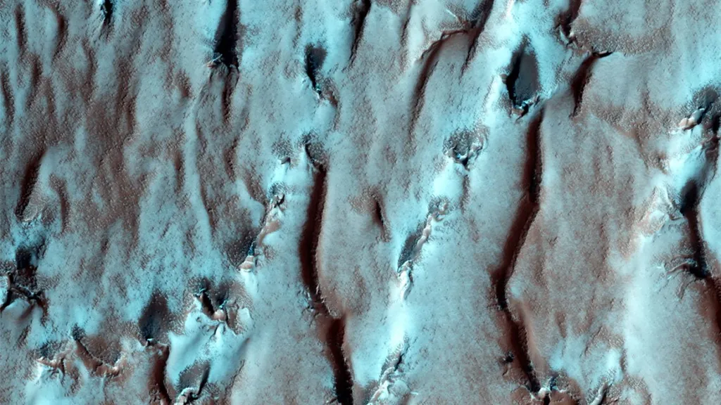 Este é o depósito de camadas no polo sul de Marte, composto por água de gelo; alguns cientistas acreditam que, ali, há água líquida (Imagem: Reprodução/Credit:NASA, JPL-Caltech, University of Arizona)
