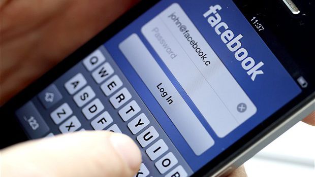 Facebook deve faturar US$ 2 bilhões com publicidade móvel em 2013