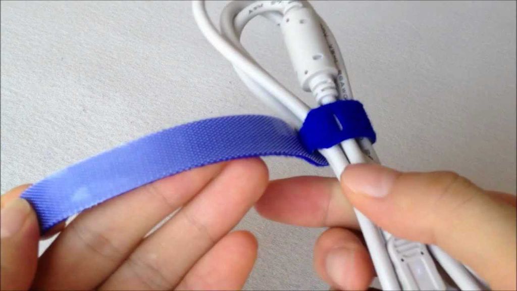 Reutilizaveis, as braçadeiras de velcro ajudam a prender fios longos (Imagem: Reprodução/iEQSHOP)