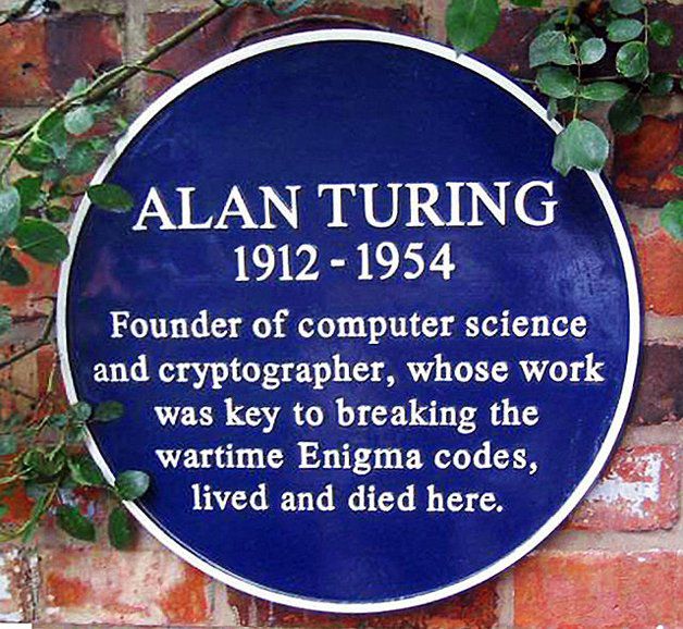 Homenagem a Turing, a placa azul é concedida a cidadãos influentes pelo governo inglês (Imagem: Getty Images)