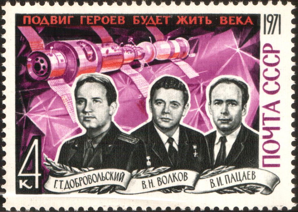 Um selo postal foi criado em 1971 homenageando o trio de cosmonautas