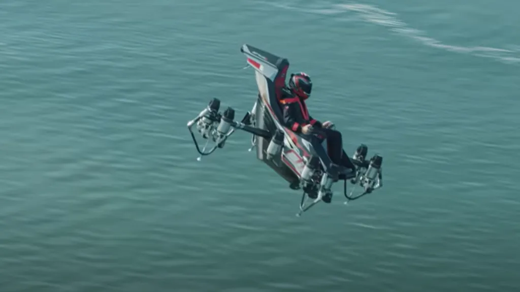 Empresa responsável pela JetRacer está convidando usuários para experimentar a cadeira voadora (Imagem: Reprodução/YouTube)
