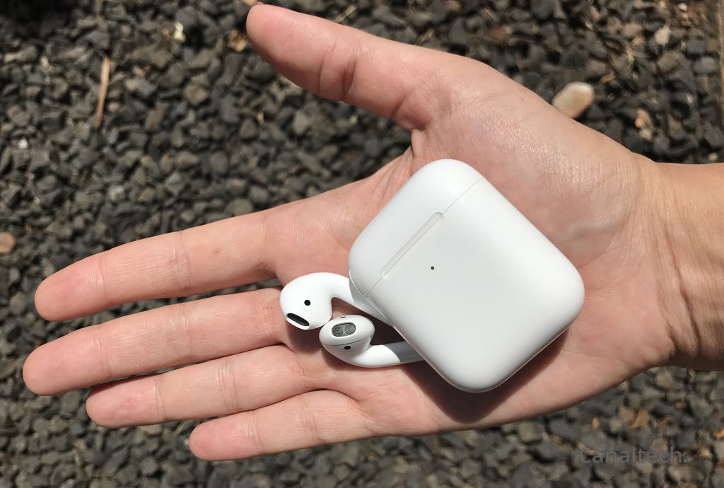 Cabe tudo na palma da mão. Se você gosta da Apple, tem grana sobrando, acha o design legal e não é tão chato com áudio, vai fundo! (Foto: Luciana Zaramela/Canaltech)