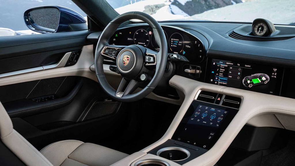 É no interior que o Taycan se diferencia de outros modelos da Porsche: modelo conta com até quatro telas à disposição do motorista e passageiro