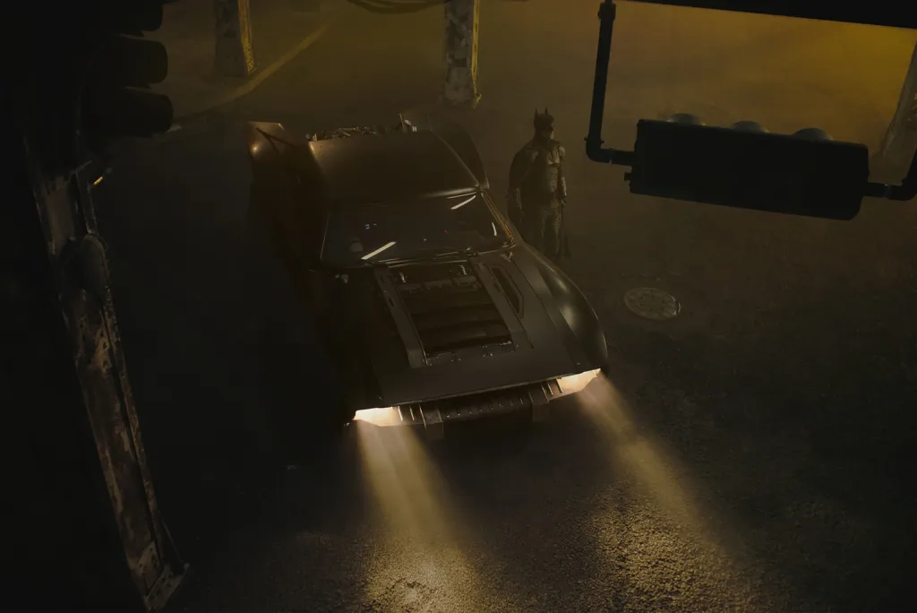 Mais do que imaginar o Batman correndo até o Batmóvel, imagine ele procurando vaga pra estacionar e fazendo a baliza pra estacionar antes da ação (Imagem: Divulgação/Warner Bros)