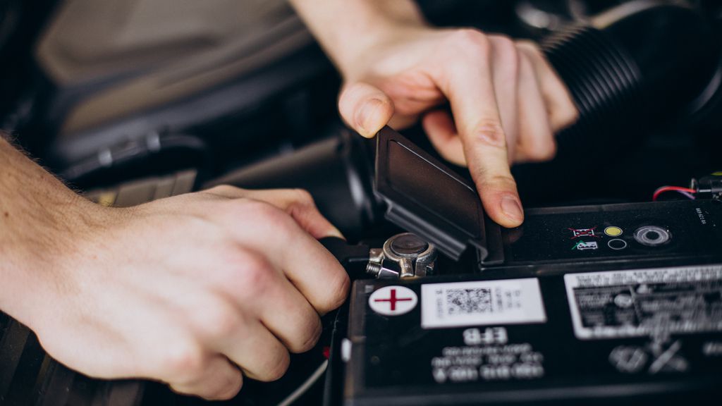 Como ligar um carro com bateria descarregada sem pedir ajuda? - Canaltech
