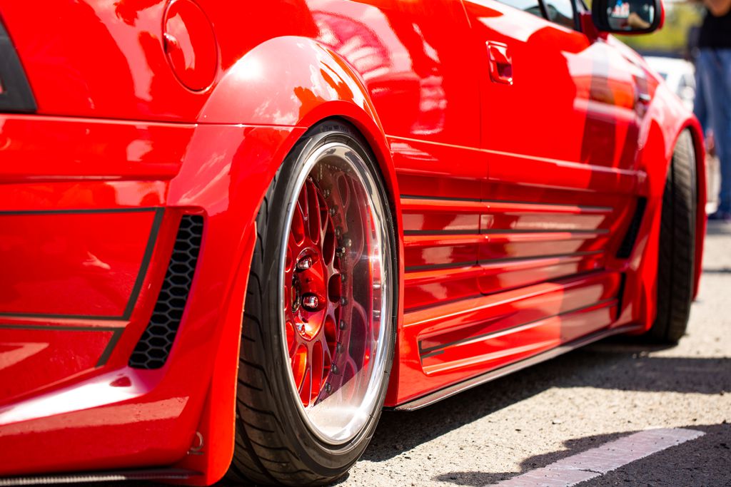 Carro modificado visto de lado