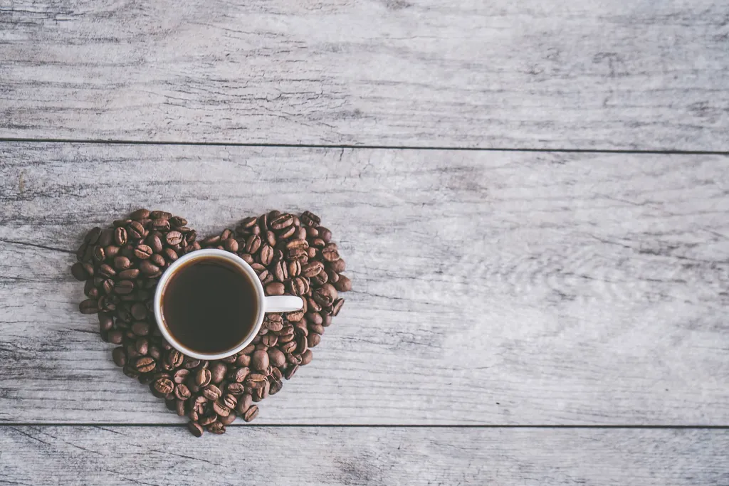 O café não é milagroso e nem venenoso, então é bom medir os benefícios e malefícios que ele pode causa e moderar o consumo (Imagem: Jessica Lewis/Unsplash)