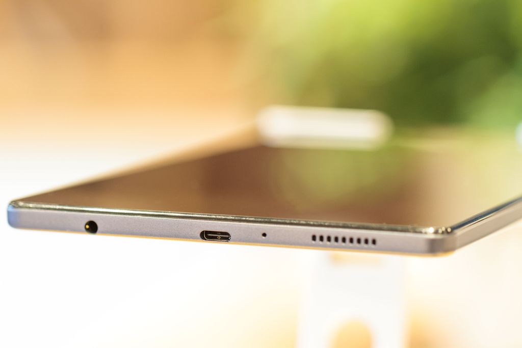 O padrão de carregamento do Samsung Galaxy Tab A7 Lite é tipo USB-C, majoritariamente utilizado nos dispositivos atuais (Imagem: Ivo/Canaltech)