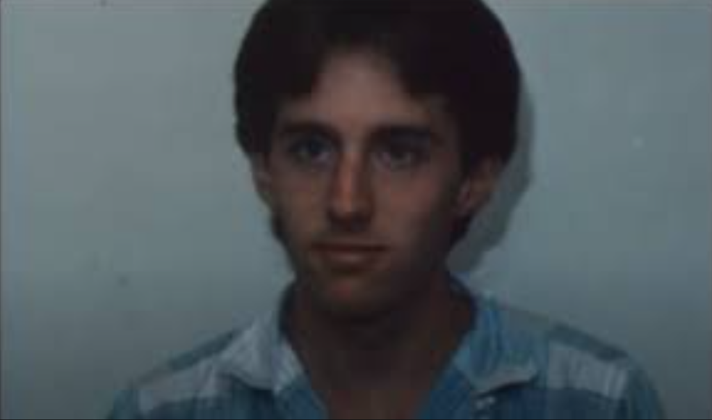 Kevin Poulsen nos anos 1990, como foi ao ar no programa Unsolved Mysteries, que ajudou na sua captura (Imagem: Unsolved Mysteries)