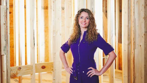 Mulher constrói casa para sua família usando tutoriais do YouTube